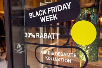 Ein Schaufenster in der Stuttgarter Innenstadt wirbt für Sonderangebote (Symbolbild): Jedes Jahr steigen die Umsätze der deutschen Einzel- und Onlinehändler am Black Friday weiter.