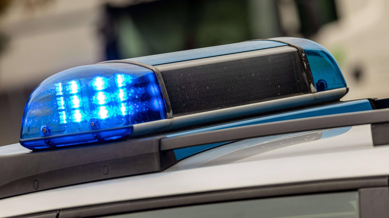 Polizei im Einsatz (Symbolbild): Die Polizeibeamten suchen im nordrhein-westfälischen Kamen nach Zeugen.