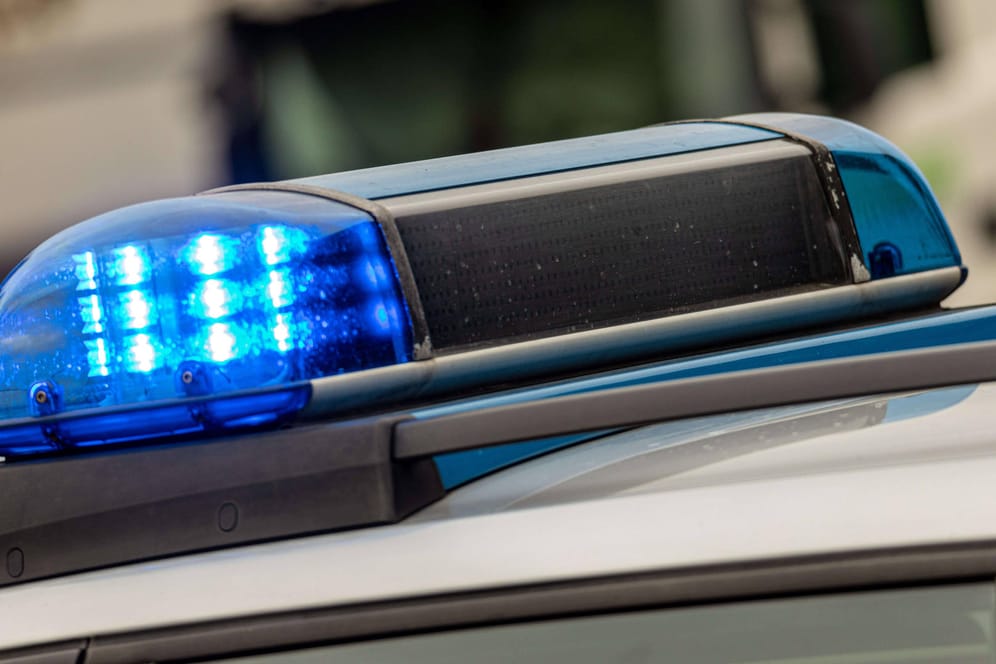 Polizei im Einsatz (Symbolbild): Die Polizeibeamten suchen im nordrhein-westfälischen Kamen nach Zeugen.