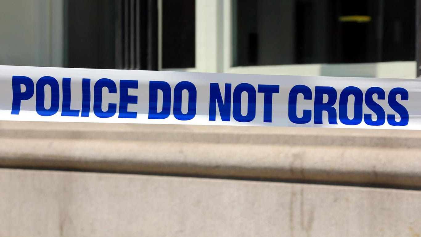 Polizeiabsperrung in Großbritannien: In England sind offenbar die Eltern zweier Kinder ermordet worden. (Symbolbild)