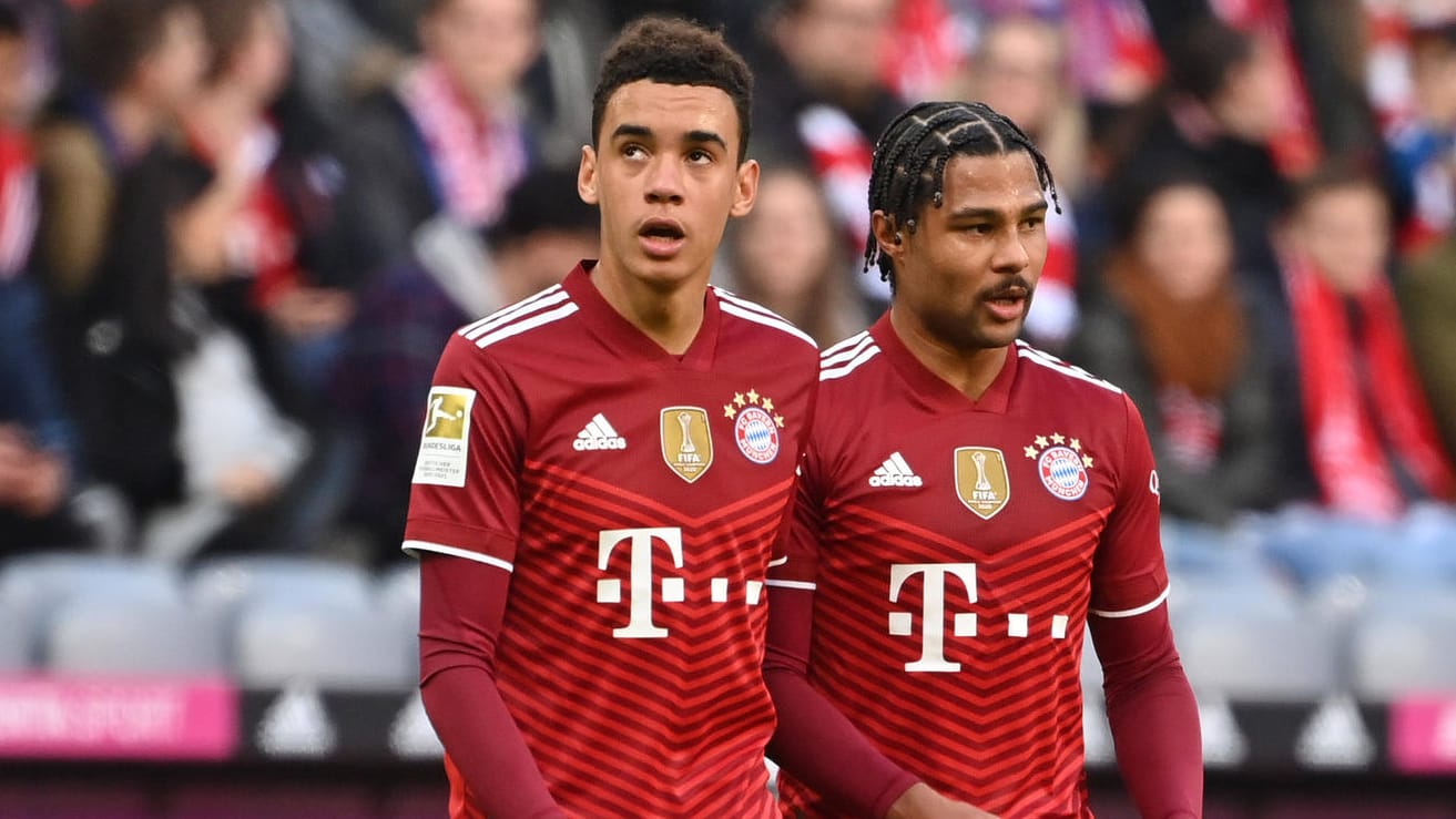 Jamal Musiala und Serge Gnabry (v.l.): Die beiden Bayern-Stars haben sich wohl neue Gedanken zur Impfung gemacht.