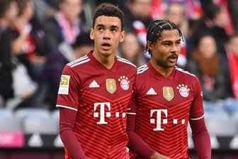 Jamal Musiala und Serge Gnabry (v.l.): Die beiden Bayern-Stars haben sich wohl neue Gedanken zur Impfung gemacht.