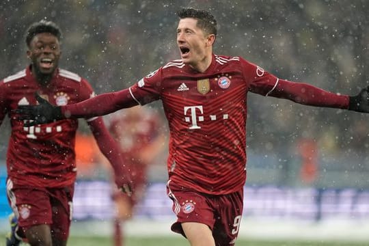 Robert Lewandowski (r) vom FC Bayern München