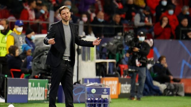 Wolfsburgs Trainer Florian Kohfeldt zuckt am Spielfeldrand mit den Schultern. Wolfsburgs Trainer Florian Kohfeldt zuckt am Spielfeldrand mit den Schultern.