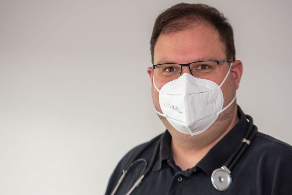Christian Kröner: Der Hausarzt aus Neu-Ulm ist durch seinen Einsatz als "Impfluenzer " bekannt geworden und bekommt Morddrohungen. Nun schimpft er über die Politik, die Praxen die Arbeit erschwere.