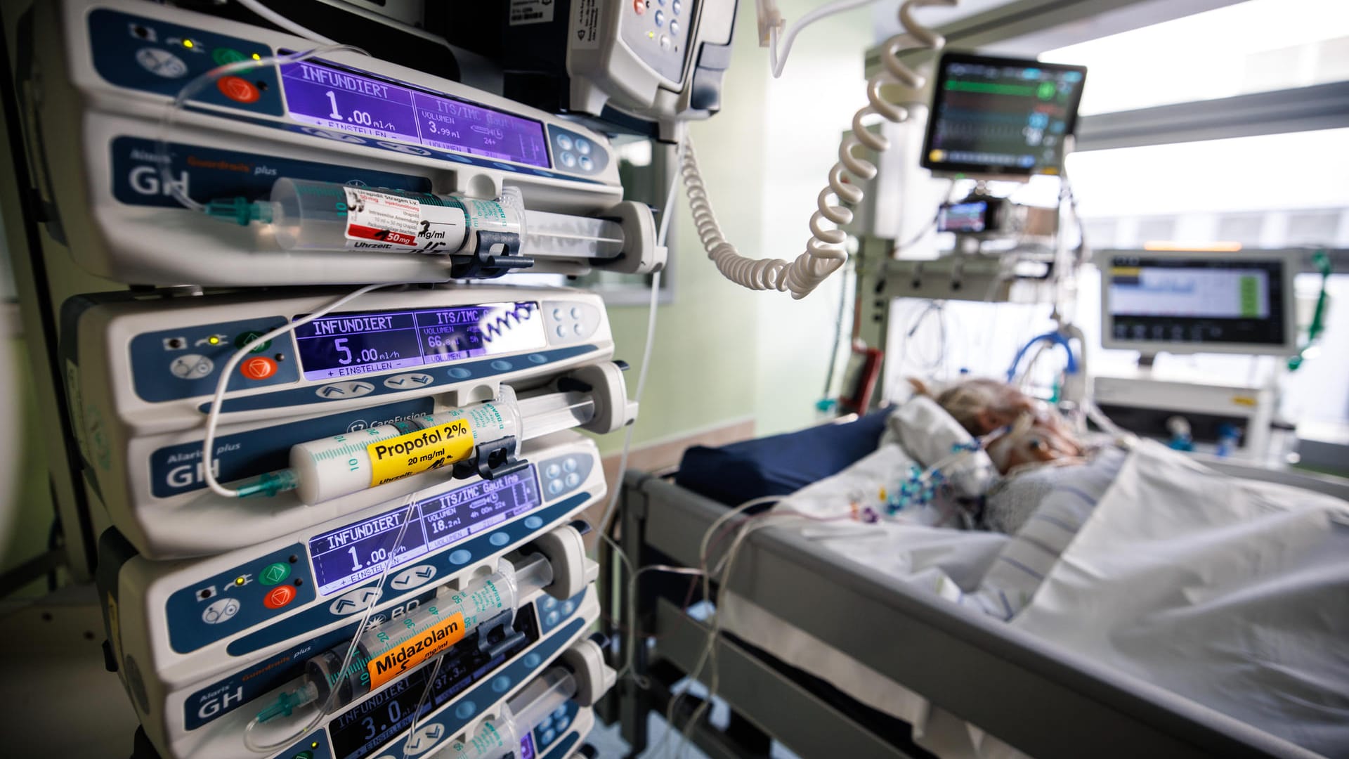 Ein Corona-Patient auf einer Intensivstation in Bayern: In mehreren Bundesländern drohen Überlastungen von Kliniken. Ein Corona-Patient auf einer Intensivstation in Bayern: In mehreren Bundesländern drohen Überlastungen von Kliniken.