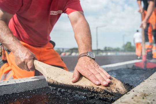 Wird die Straße vor dem eigenen Haus ausgebaut, können Steuerzahler die Rechnung nicht steuerlich geltend machen.