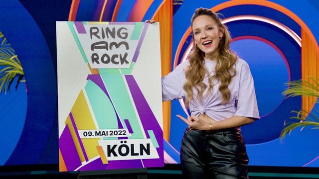 Carolin Kebekus mit einem Plakat des Festivals: Die ersten Acts stehen schon fest – das Datum hat sich allerdings geändert. Carolin Kebekus mit einem Plakat des Festivals: Die ersten Acts stehen schon fest – das Datum hat sich allerdings geändert.