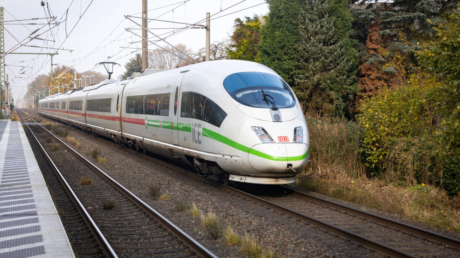 ICE in NRW (Symbolfoto): Im Rhein-Ruhr-Gebiet gab es am Mittwochmorgen im Fernverkehr zahlreiche Verspätungen.