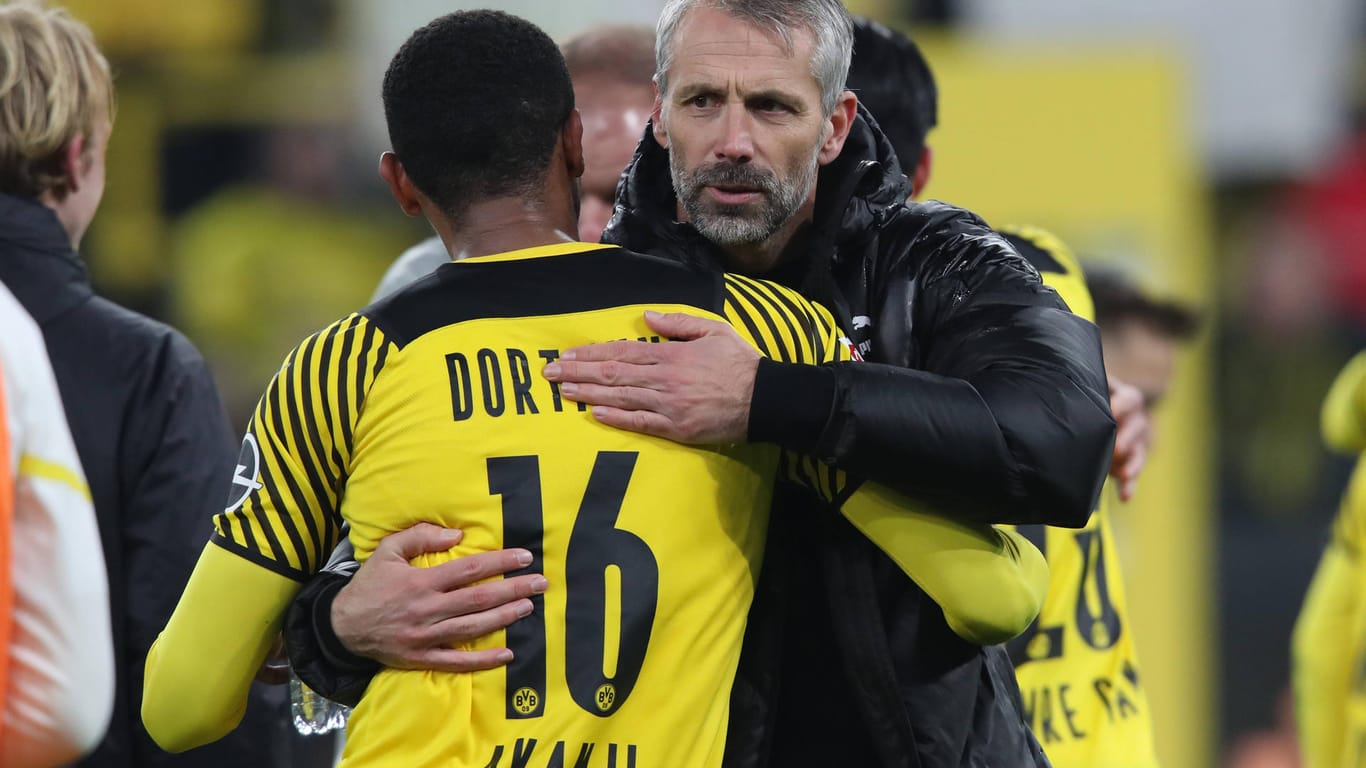 Dortmunds Trainer Marco Rose umarmt Manuel Akanji: Der BVB muss um den Einzug ins Achtelfinale zittern.