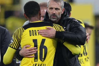 Dortmunds Trainer Marco Rose umarmt Manuel Akanji: Der BVB muss um den Einzug ins Achtelfinale zittern.