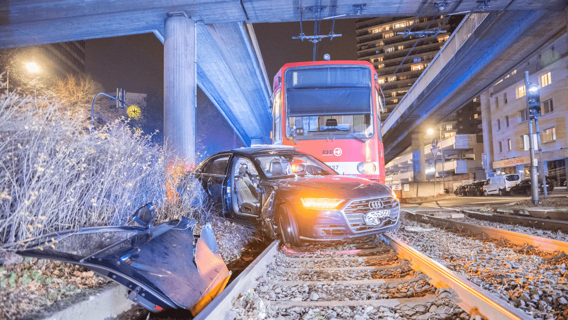 KVB-Unfall in Köln: Der Fahrer des Audi wurde bei dem Zusammenstoß schwer verletzt.