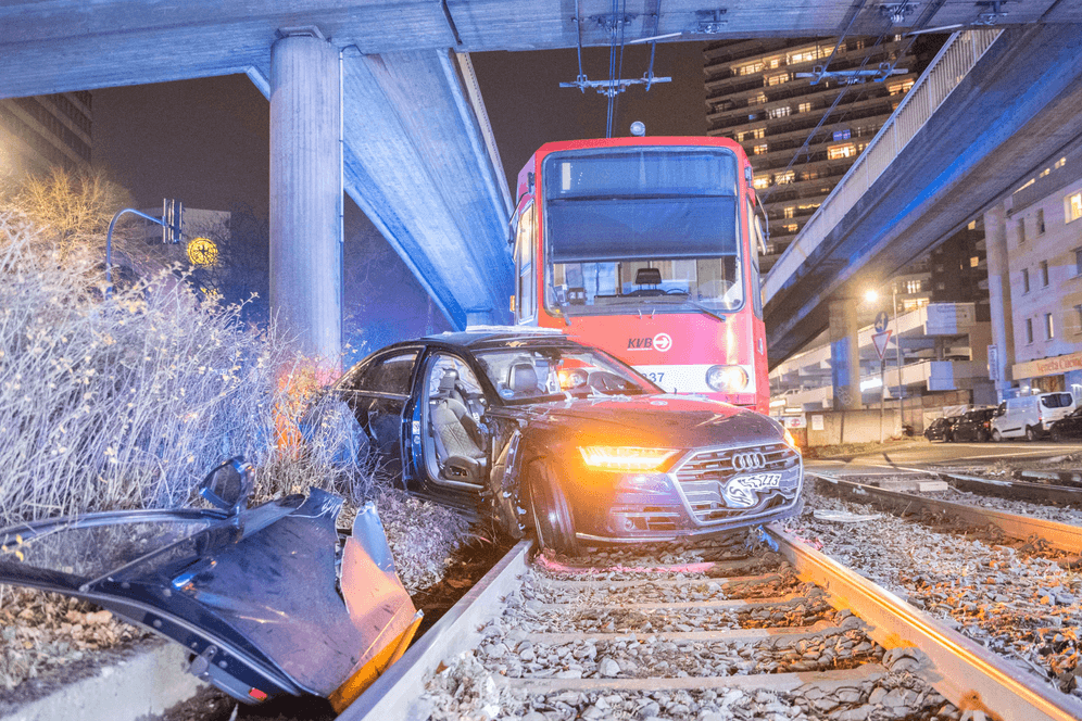 KVB-Unfall in Köln: Der Fahrer des Audi wurde bei dem Zusammenstoß schwer verletzt.