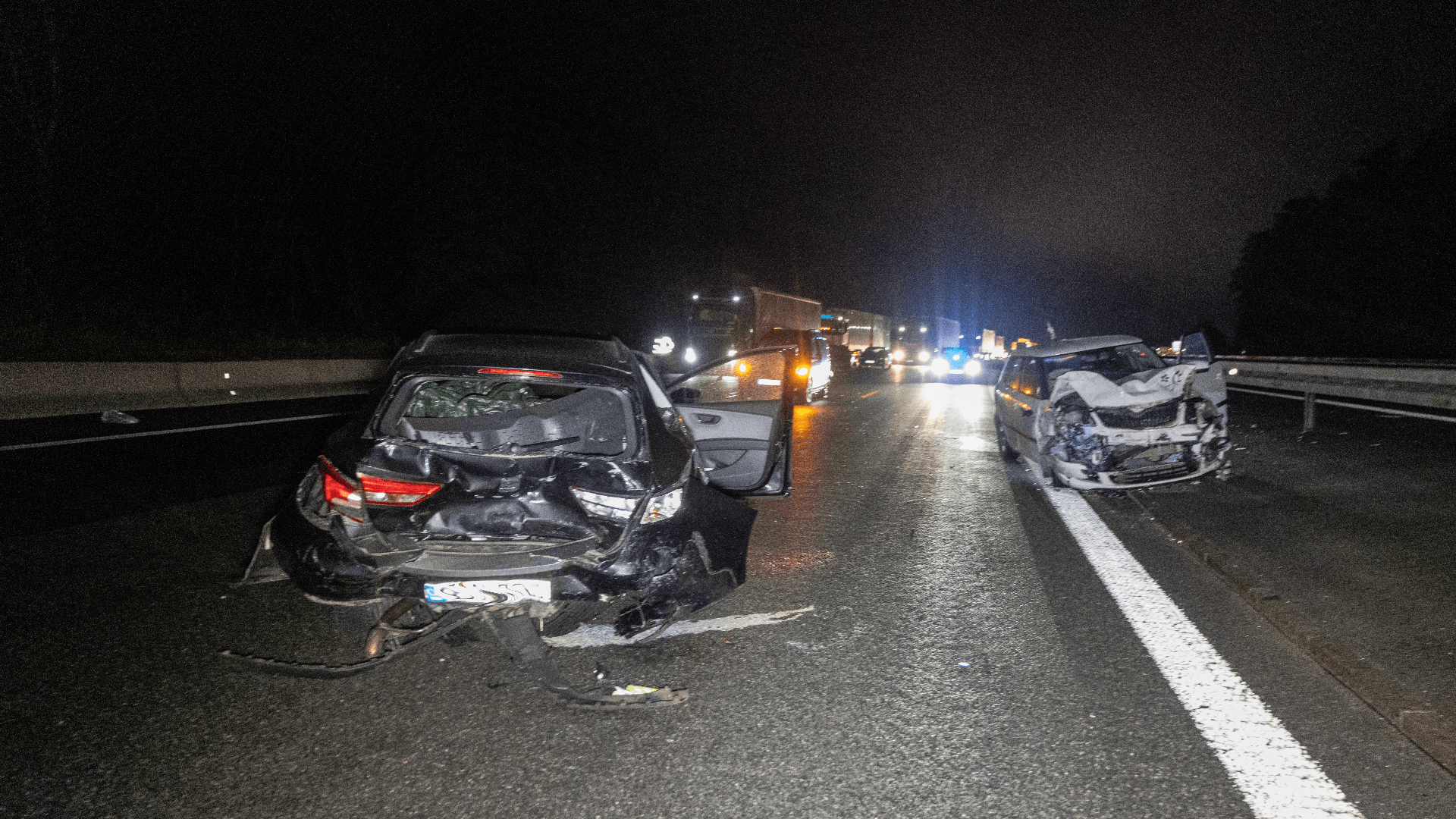 Drei Autos wurden bei einem Auffahrunfall auf der Strecke stark beschädigt.
