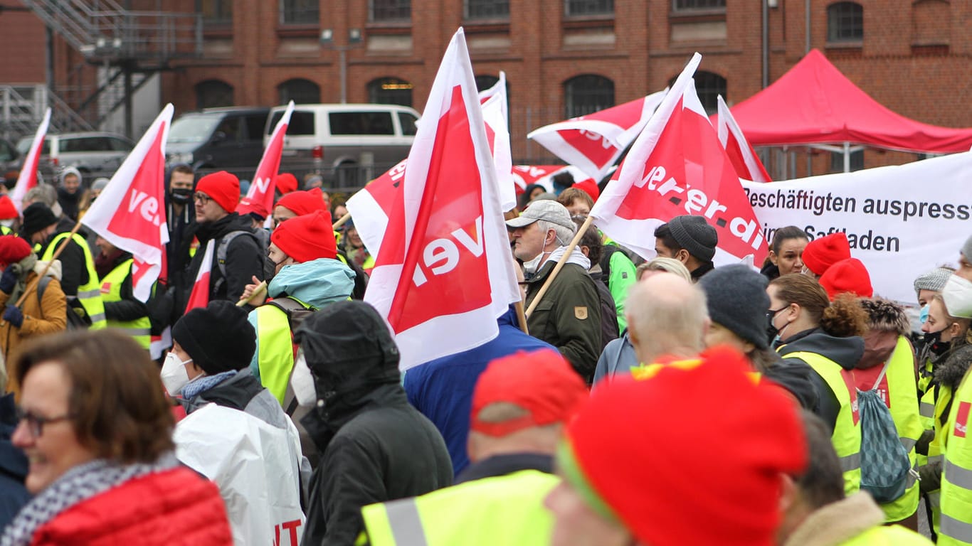 Streikende tragen Fahnen der Gewerkschaft Verdi (Archivbild): 4.000 Beteiligte werden bei den Protesten in Hamburg erwartet.