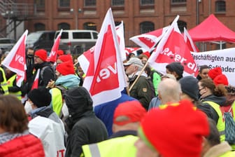 Streikende tragen Fahnen der Gewerkschaft Verdi (Archivbild): 4.000 Beteiligte werden bei den Protesten in Hamburg erwartet.