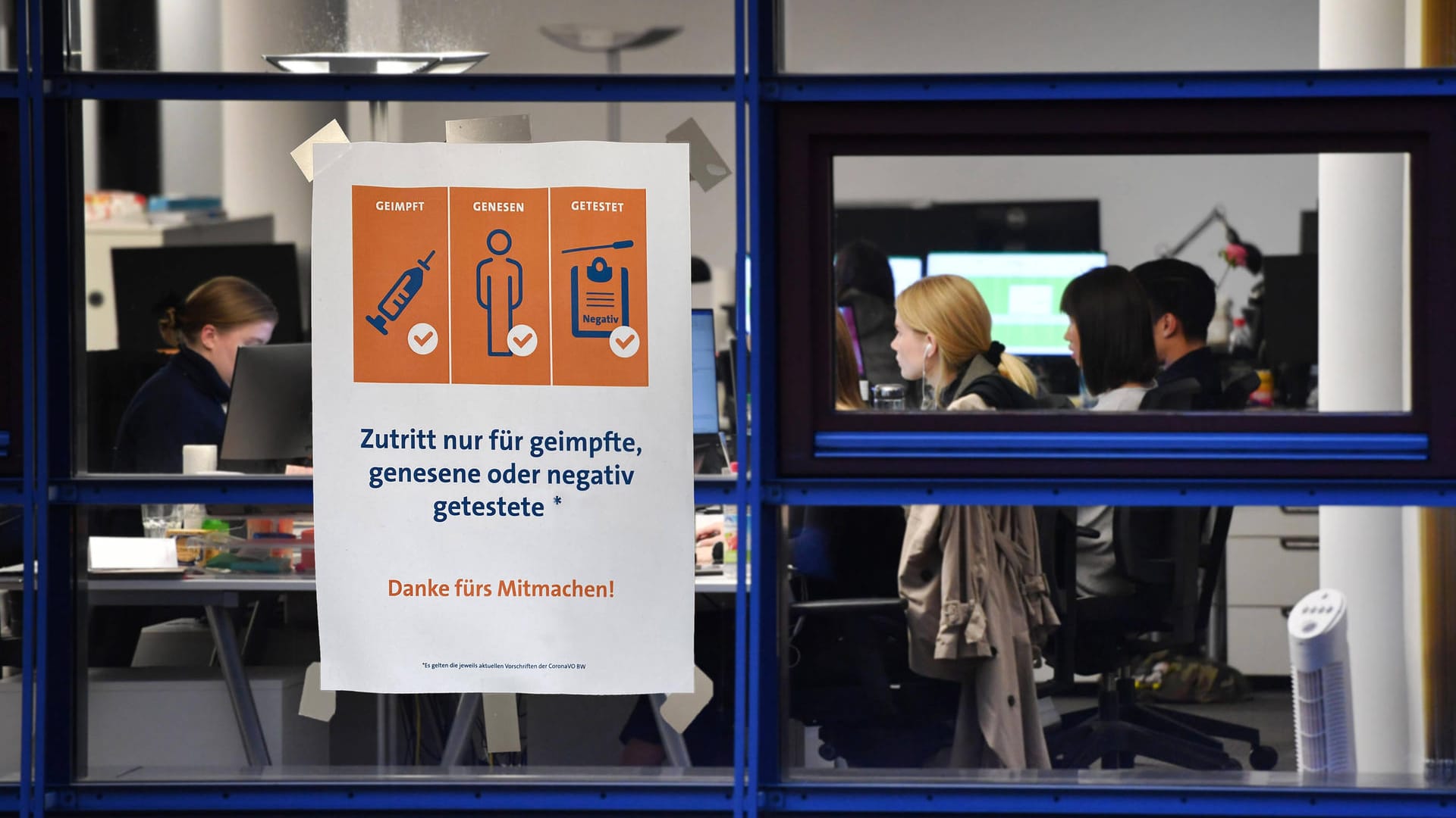 Ein Aushang an einem Büro kündigt die 3G-Regelung an (Symbolfoto): Unter anderem am Arbeitsplatz gelten seit dem 24. November neue Corona-Regeln. Ein Aushang an einem Büro kündigt die 3G-Regelung an (Symbolfoto): Unter anderem am Arbeitsplatz gelten seit dem 24. November neue Corona-Regeln.