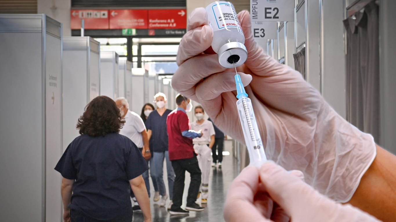 Eine Spritze mit Corona-Impfstoff wird in einem Impfzentrum aufgezogen. (Symbolbild) In der Hauptstadt ist die Nachfrage nach Impfungen höher als das Angebot.