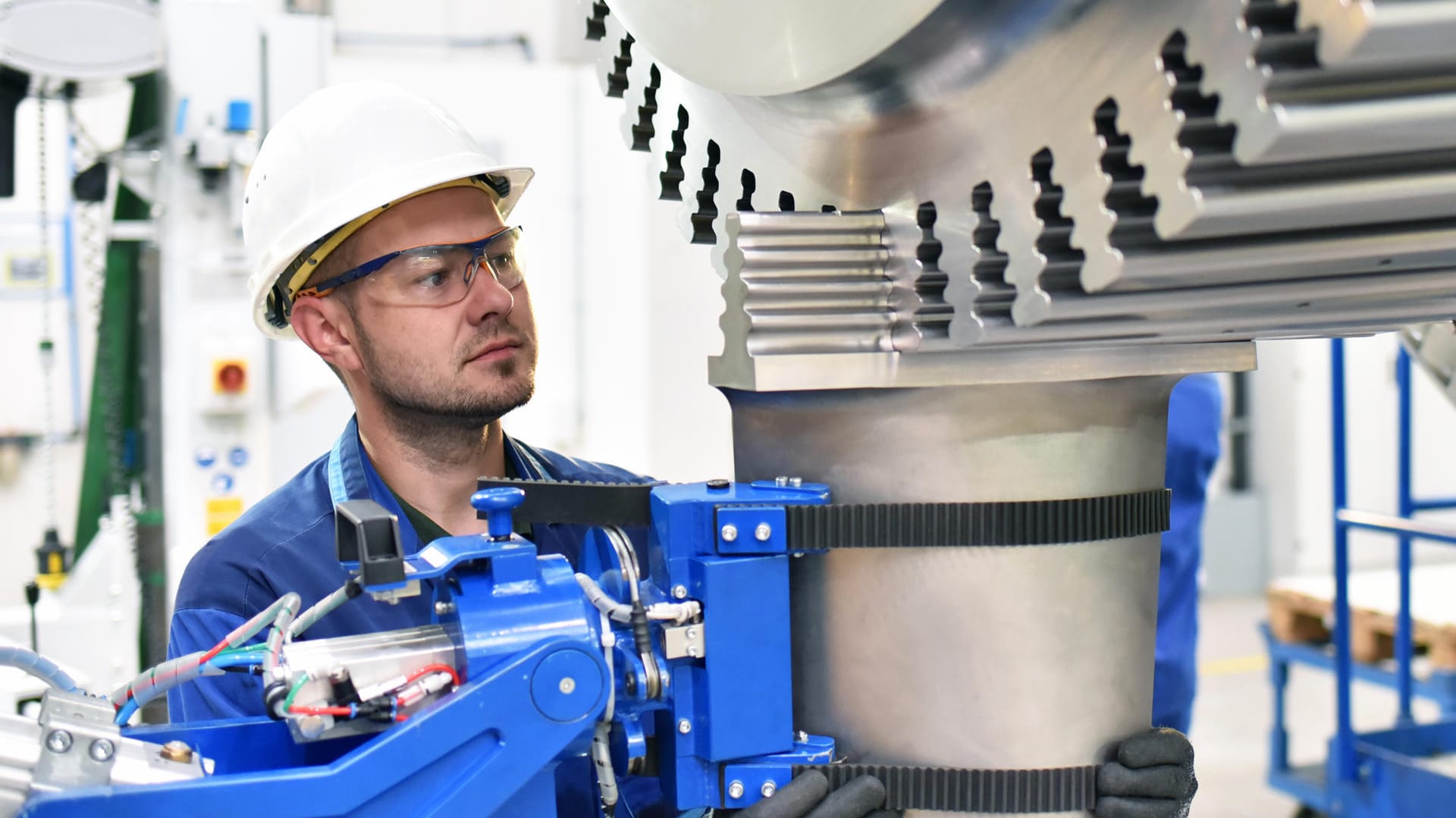 Arbeiter im Maschinenbau (Symbolbild): Besonders die deutsche Industrie leidet unter den aktuellen Lieferproblemen. Viele Manager glauben: Das wird sich auch im kommenden Jahr nicht verändern.