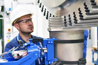 Arbeiter im Maschinenbau (Symbolbild): Besonders die deutsche Industrie leidet unter den aktuellen Lieferproblemen. Viele Manager glauben: Das wird sich auch im kommenden Jahr nicht verändern.