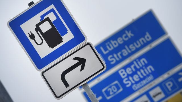 Ein großer Teil der Elektroauto-Fahrer sind mit dem Laden auf Langstrecken nicht besonders zufrieden, hat eine Umfrage ergeben.