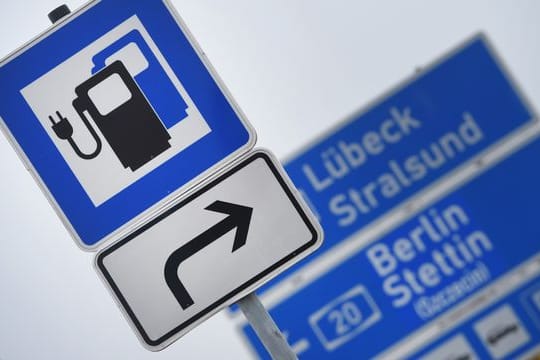 Ein großer Teil der Elektroauto-Fahrer sind mit dem Laden auf Langstrecken nicht besonders zufrieden, hat eine Umfrage ergeben.