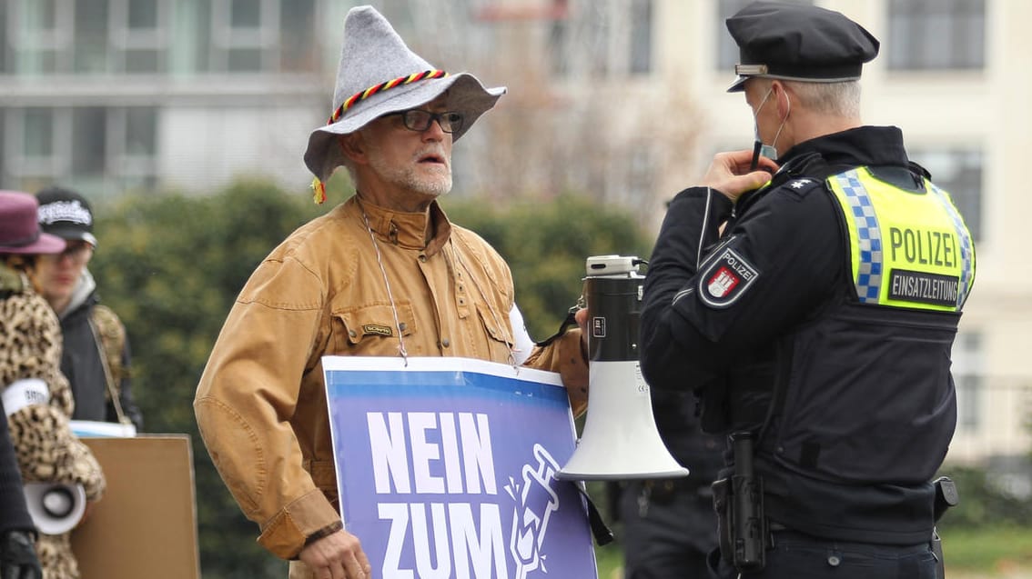 Polizeieinsatz bei einer Demonstration von Impfgegnern: Derzeit ist eine Debatte über die Impfpflicht erneut entbrannt.