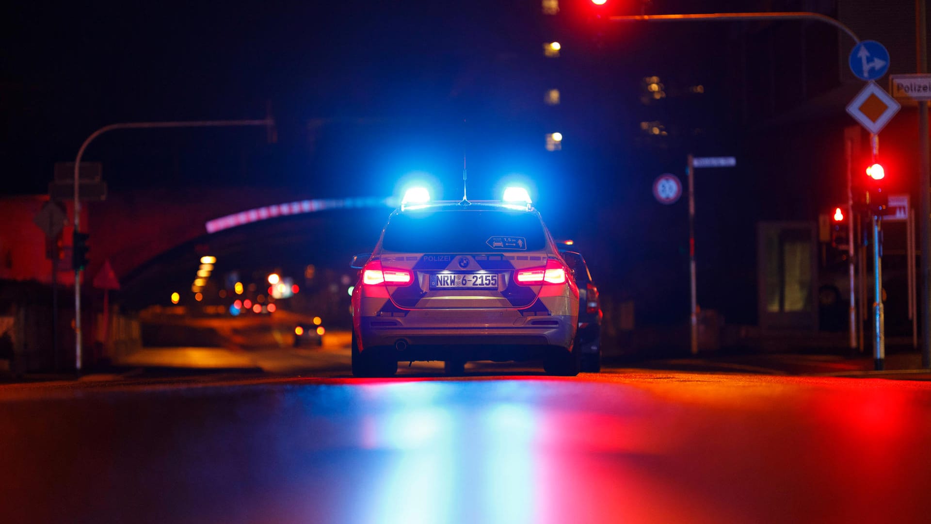 Polizeiauto bei einer Kontrolle an einer Ampel (Symbolbild): Statt anzuhalten gab der BMW-Fahrer Gas.