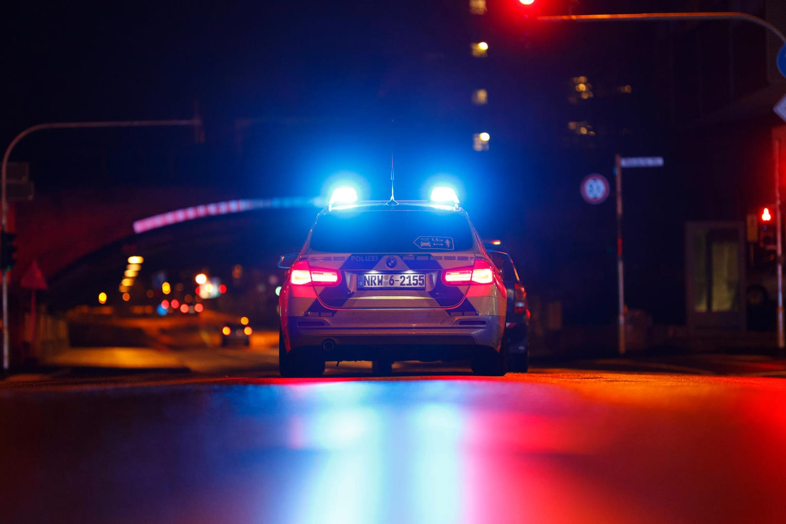 Polizeiauto bei einer Kontrolle an einer Ampel (Symbolbild): Statt anzuhalten gab der BMW-Fahrer Gas.