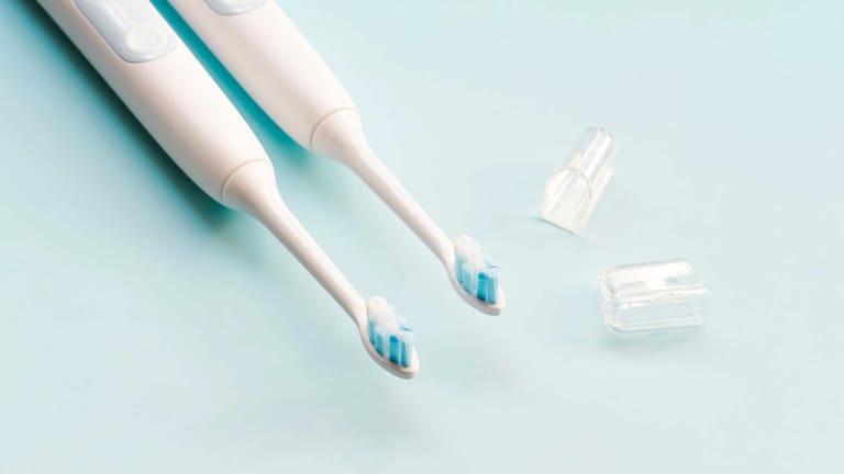 Elektrische Zahnbürsten: Bei manchen Geräten entdeckten die Tester von "Öko-Test" ein problematisches Halbmetall in der Kabelummantelung. (Symbolbild)