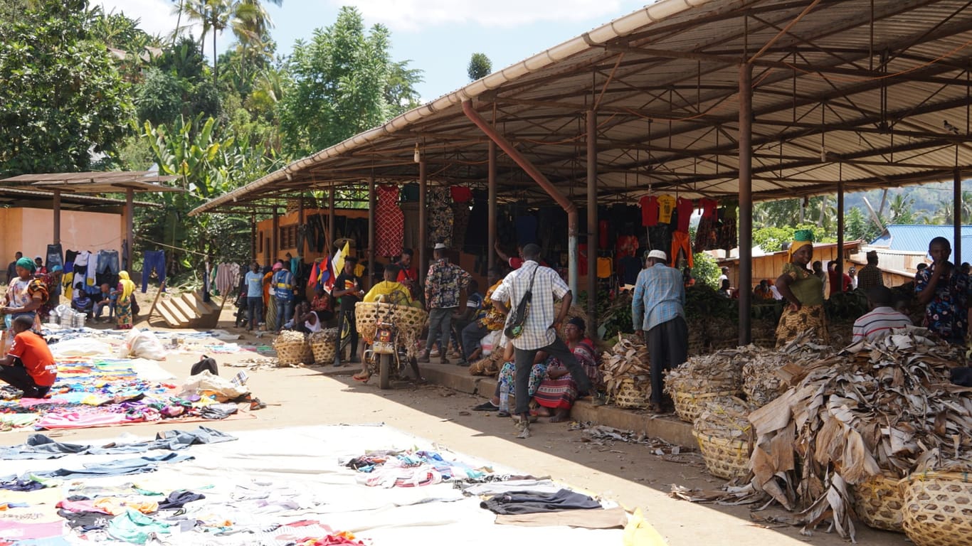 Der Markt in der Kleinstadt Kinole: Händler verkaufen hier Lebensmittel und Gewürze, aber auch Kleidung und Haushaltswaren.