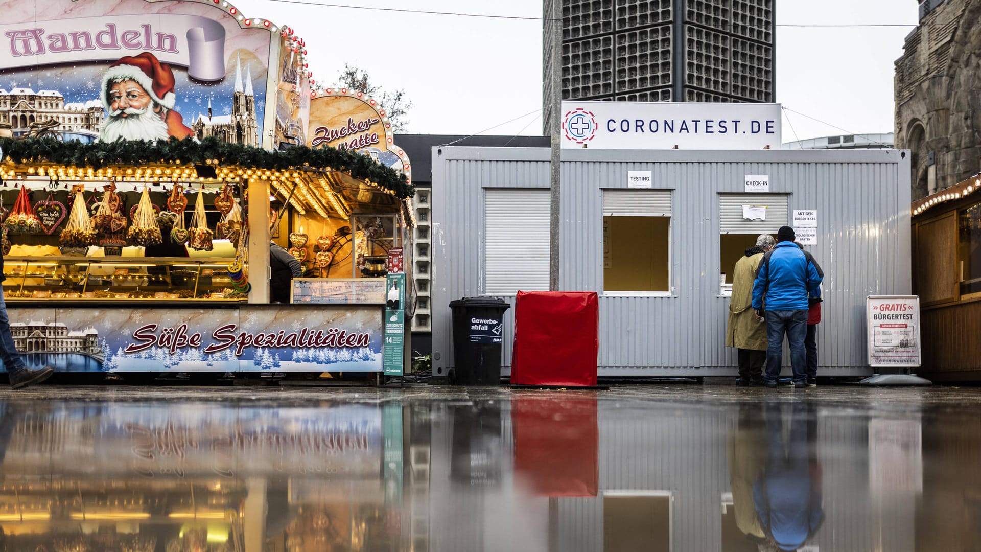 Teststation neben einem Weihnachtsmarkt: Zwei große Städte haben dem RKI offenbar keine aktuellen Fallzahlen übermittelt.