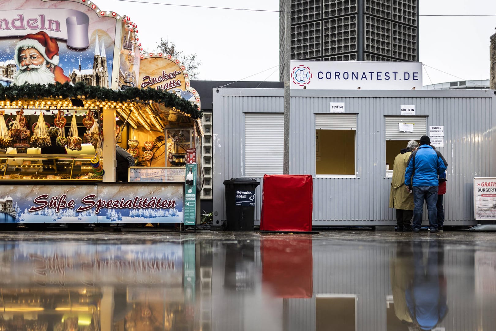 Teststation neben einem Weihnachtsmarkt: Zwei große Städte haben dem RKI offenbar keine aktuellen Fallzahlen übermittelt.