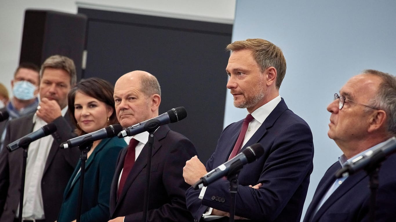 Annalena Baerbock, Olaf Scholz und Christian Lindner (von links nach rechts): Was die Parteiführungen im Koalitionsvertrag ausgehandelt haben, muss noch bestätigt werden.