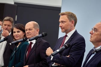 Annalena Baerbock, Olaf Scholz und Christian Lindner (von links nach rechts): Was die Parteiführungen im Koalitionsvertrag ausgehandelt haben, muss noch bestätigt werden.