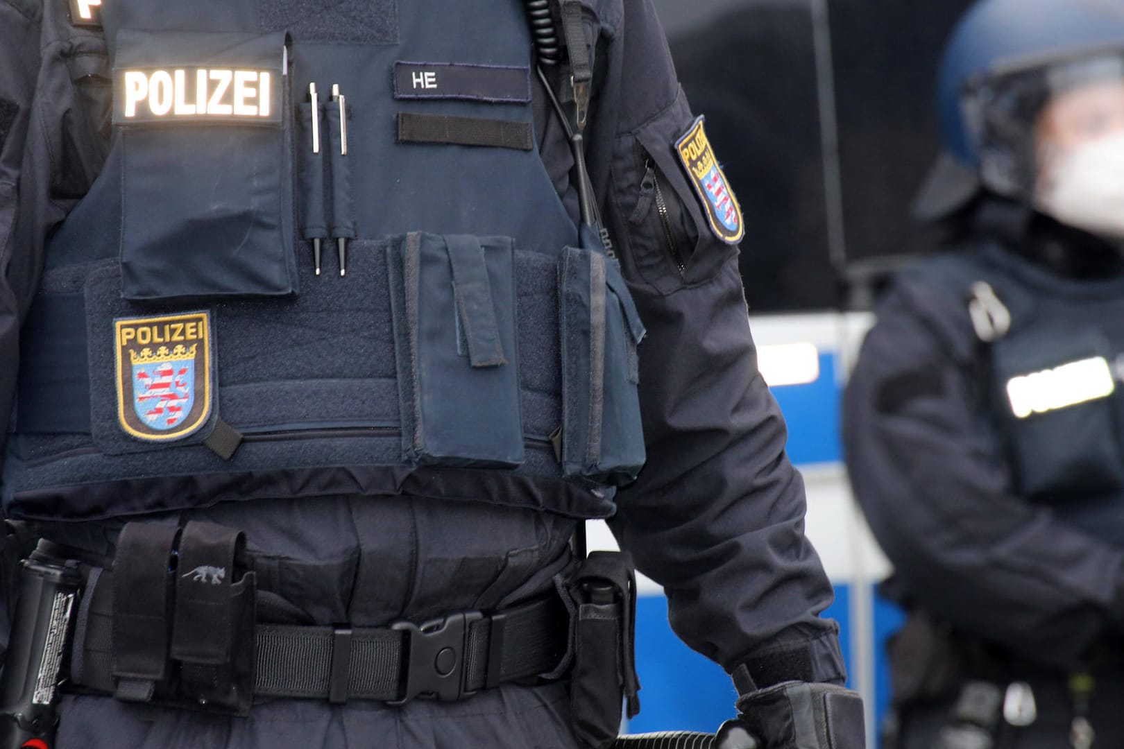 Polizeibeamte in Schutzausrüstung (Symbolbild): Die Verdächtigen sollen auch im Kontakt mit Clankriminalität stehen.