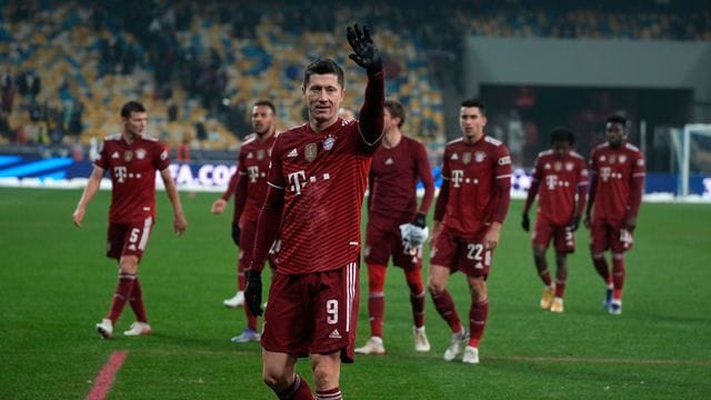 Der FC Bayern München um Robert Lewandowski (v) siegte in Kiew. Der FC Bayern München um Robert Lewandowski (v) siegte in Kiew.
