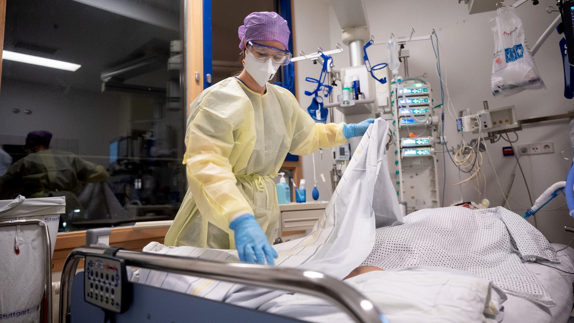 Krankenpflegerin auf einer Intensivstation in Stuttgart (Archivbild): Bei einem sofortigen Lockdown, würden die Zahlen an Weihnachten runtergehen, so Alscher. Krankenpflegerin auf einer Intensivstation in Stuttgart (Archivbild): Bei einem sofortigen Lockdown, würden die Zahlen an Weihnachten runtergehen, so Alscher.