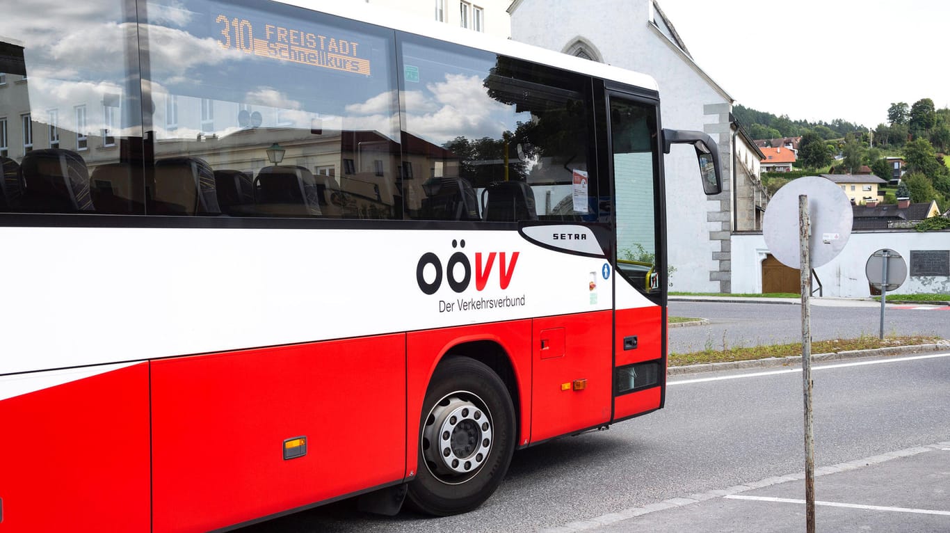 Ein Bus des Oberösterreichische Verkehrsverbundes (Symbolfoto): Der Fahrer hatte auf der elektronischen Anzeigetafel den Namen der Linie mit seinem Slogan ersetzt.