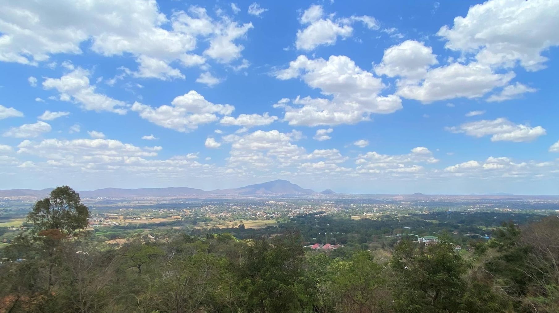 Blick über Morogoro: Das Leben der Großstadt stand trotz Corona nie still. In Deutschland wäre das unmöglich gewesen.