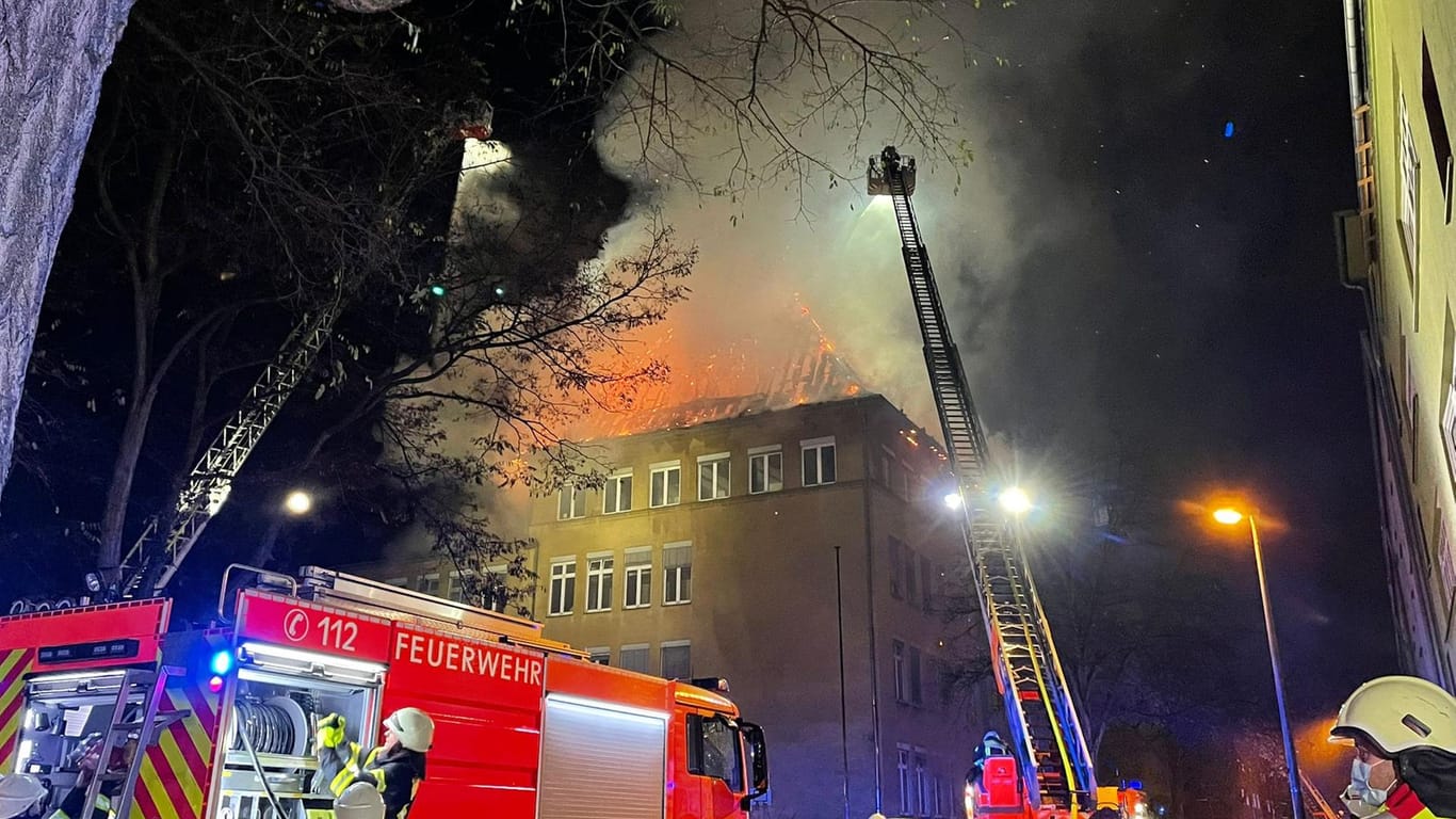 Der Dachstuhl der Grundschule in Ehrenfeld in Flammen: Brandstiftung war es wohl nicht.