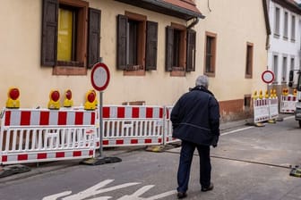 Grundstückseigentümer dürfen nach dem Bau einer Straße oder anderer Anlagen zur Erschließung nur für begrenzte Zeit an den Kosten beteiligt werden.