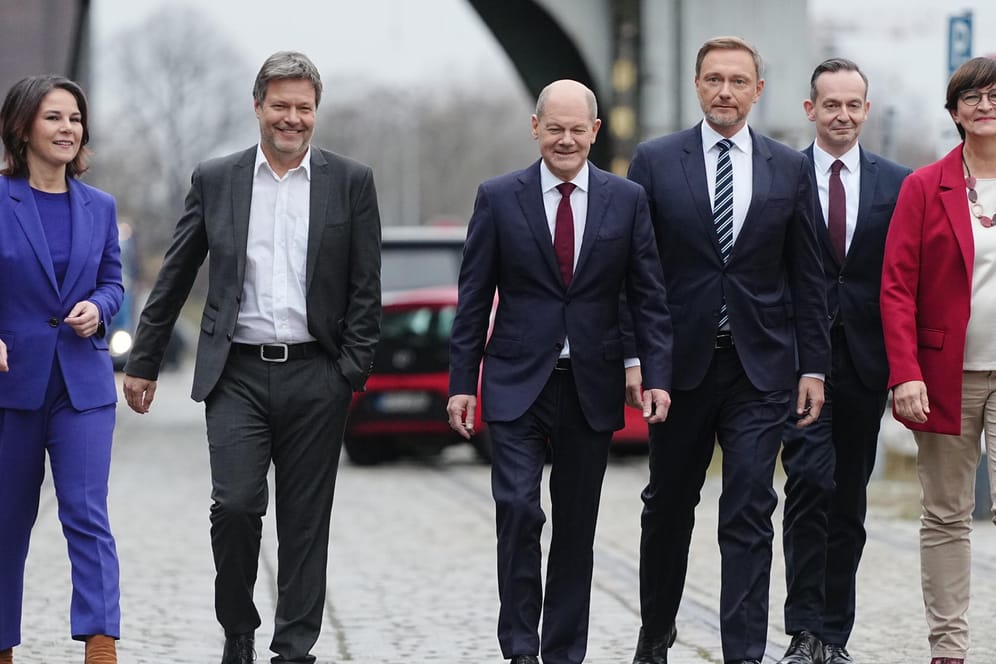 Olaf Scholz mit den Koalitionspartnern von Grünen und Liberalen: Frischer Mut ist nun vonnöten, fordert Hubertus Hoffmann.