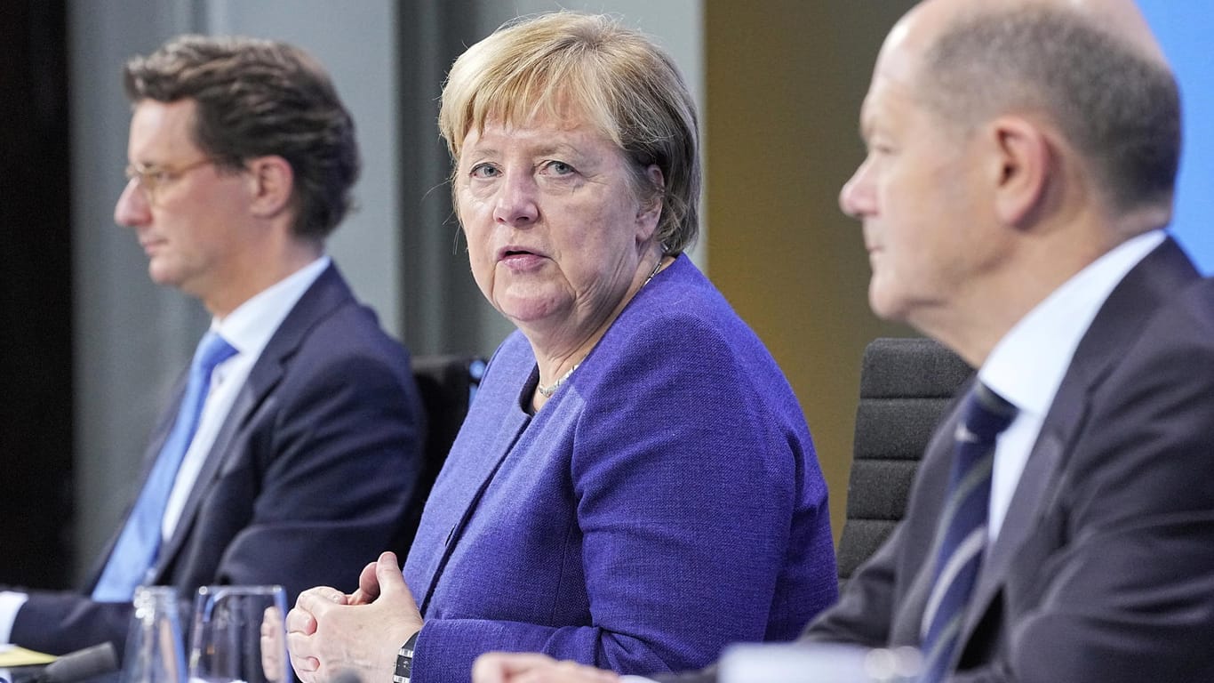 Angela Merkel und Olaf Scholz nach dem jüngsten Corona-Gipfel: Die noch amtierende Kanzlerin und ihr Nachfolger haben unterschiedliche Meinungen zu den nötigen Corona-Maßnahmen.