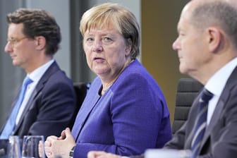 Angela Merkel und Olaf Scholz nach dem jüngsten Corona-Gipfel: Die noch amtierende Kanzlerin und ihr Nachfolger haben unterschiedliche Meinungen zu den nötigen Corona-Maßnahmen.
