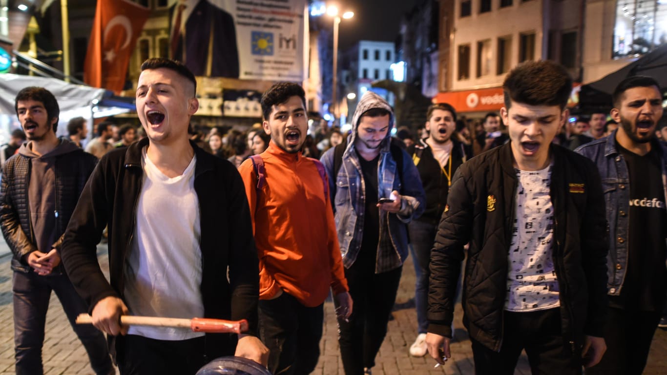 Sind wütend (Archivbild): Besonders junge Menschen demonstrieren gegen den Lira-Kollaps am Dienstag – viele Experten befürchten eine Rezession wie bereits 2018. Auch damals sammelten sich junge Türken zu Protesten.