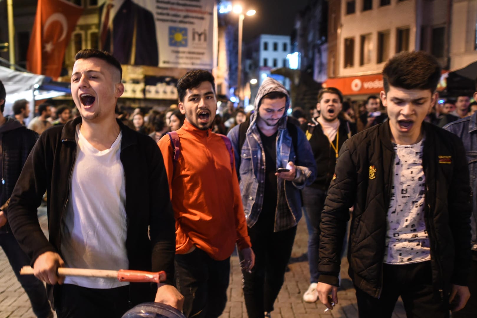 Sind wütend (Archivbild): Besonders junge Menschen demonstrieren gegen den Lira-Kollaps am Dienstag – viele Experten befürchten eine Rezession wie bereits 2018. Auch damals sammelten sich junge Türken zu Protesten.