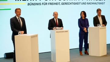 Christian Lindner, Olaf Scholz, Annalena Baerbock und Robert Habeck stellen den gemeinsamen Koalitionsvertrag der Ampel-Parteien vor.