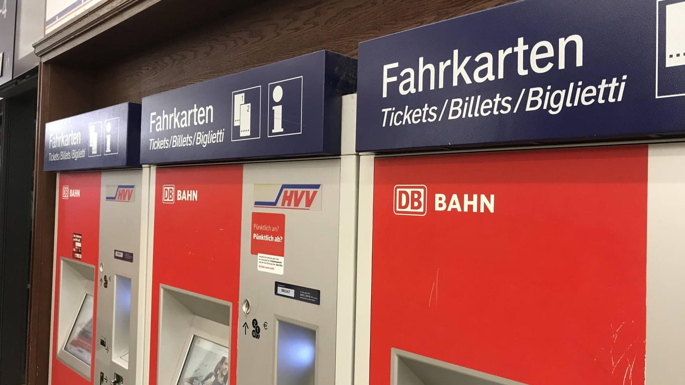 Fahrkartenautomat der Deutschen Bahn (Archivbild): Der Mann schweigt bislang zu den Vorwürfen.