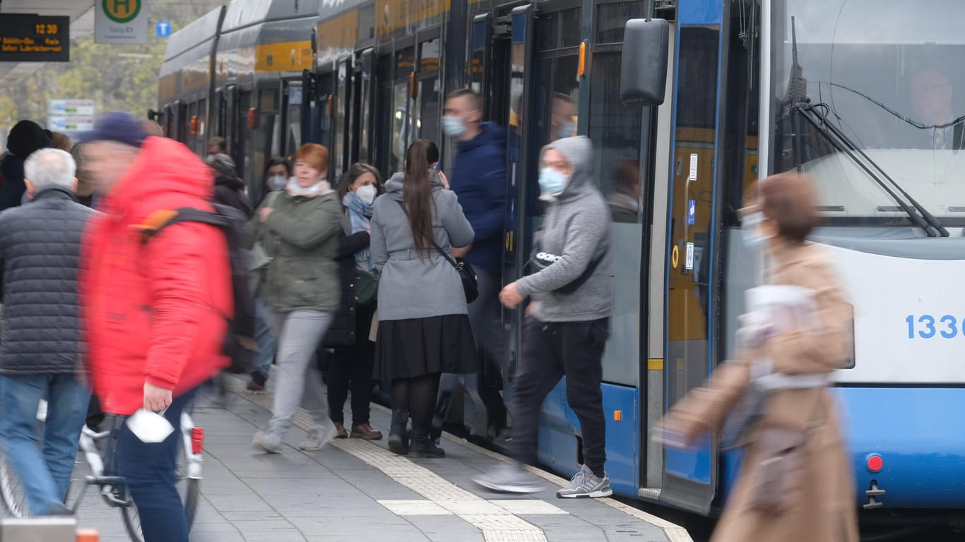 Straßenbahnfahrgäste in Leipzig: Seit Mittwoch dürfen nur Geimpfte, Genesene oder Getestete mitfahren – viele tragen nicht einmal die in Sachsen vorgeschriebenen FFP2-Masken.